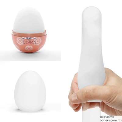 Huevo masturbador Tenga Egg Gear con textura de engranes. Conjunto de imágenes que muestran cómo utilizarlo