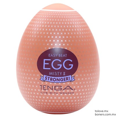 Huevo masturbador Tenga Egg Gear con textura de retícula de pirámides. Imagen externa con etiqueta