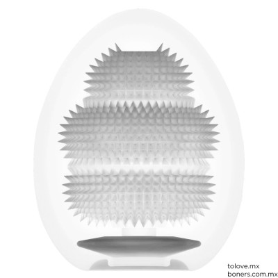 Huevo masturbador Tenga Egg Gear con textura de retícula de pirámides. Imagen del interior texturizado